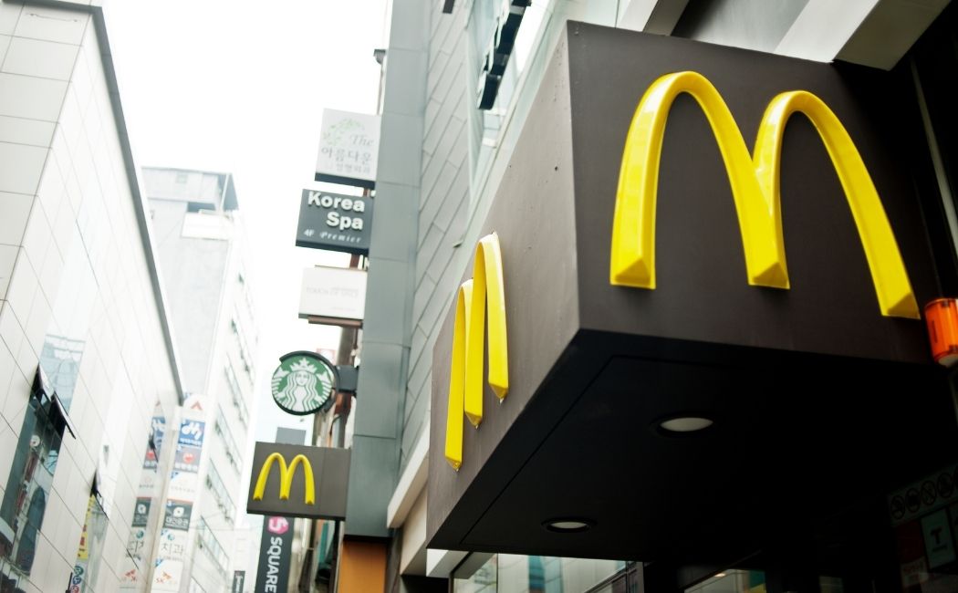 McDonald’s z dostawą pod Twoje drzwi!  Ciesz się ulubioną kanapką w domu lub biurze dzięki Glovo